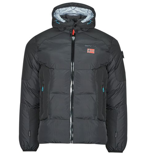 Piumino Uomo Geographical Norway CASIDAN Nero, elegante e caldo, ideale per l'inverno. Design moderno, perfetto per abbigliamento casual o sportivo. Realizzato con materiali di alta qualità per comfort e resistenza agli agenti atmosferici. Ottimo per escursioni e attività all'aperto. Acquista oggi il tuo piumino Geographical Norway CASIDAN e affronta il freddo con stile.