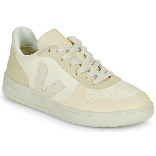 Sneakers basse Veja V-10 Beige Donna, perfette per uno stile casual e trendy. Design elegante e sostenibile, realizzate con materiali ecologici, ideali per le fashionista attente all'ambiente. Scarpe versatili, adatte a diverse occasioni e facilmente abbinabili a vari outfit. Scopri il comfort e la qualità delle sneaker Veja V-10, un must-have per il tuo guardaroba.