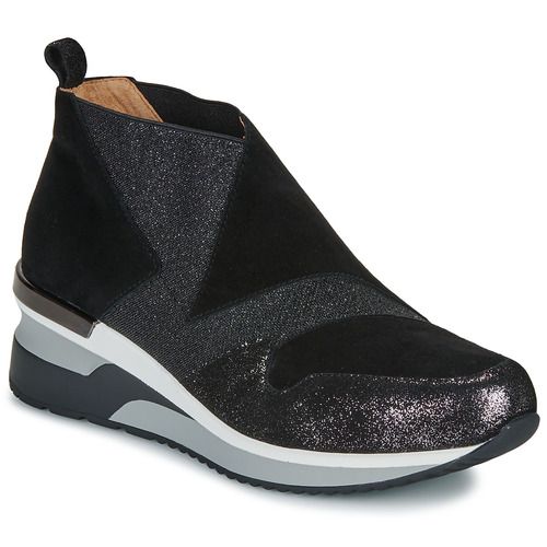 Sneakers basse Mam'Zelle VENTO Nero per donna, eleganti e versatili, ideali per un look casual. Design moderno con dettagli raffinati, perfette per ogni occasione. Comfort eccezionale grazie ai materiali di alta qualità. Acquista ora le sneakers Mam'Zelle VENTO per un tocco di stile unico!
