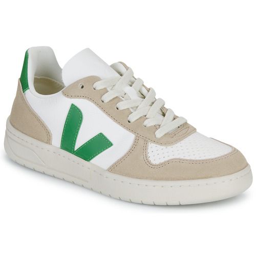 Sneakers uomo Veja V-10 Bianco, un modello elegante e sostenibile, perfetto per un look casual e urbano. Realizzate con materiali di alta qualità, queste scarpe offrono comfort e stile per ogni occasione. Aggiungi un tocco contemporaneo al tuo guardaroba con le Veja V-10 Bianco, le sneakers ideali per gli amanti della moda sostenibile. Acquista ora e distinguiti con queste iconiche sneakers Veja!