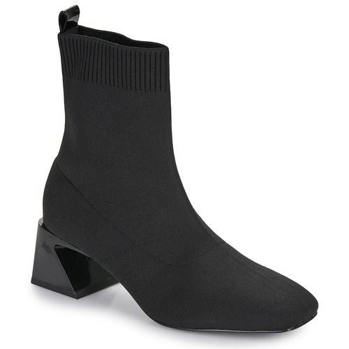 Stivaletti in pelle nera Exé Shoes ROMA per donna, eleganti e versatili, perfetti per ogni occasione. Con un design moderno e dettagli curati, questi stivaletti offrono comfort e stile. Ideali per completare outfit casual o formali. Acquista ora i tuoi Exé Shoes ROMA neri per un look sofisticato!