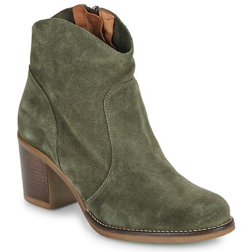 Stivaletti Donna YOKONO ORNE-005-SERRAJE-CEDRO in Verde, eleganti e comodi, realizzati in pelle scamosciata di alta qualità. Perfetti per ogni occasione, offrono un tocco di stile unico e sono ideali per outfit casual e sofisticati. Aggiungi un tocco di classe al tuo guardaroba con questi stivaletti versatili.