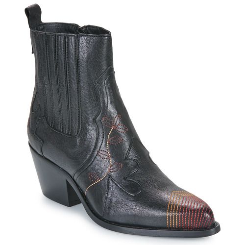 Stivaletti da donna Casta DAWN in nero, eleganti e moderni, realizzati con materiali di alta qualità. Perfetti per completare ogni outfit, ideali per ogni stagione. Acquista ora i tuoi stivaletti Casta DAWN Nero per un look chic e alla moda.