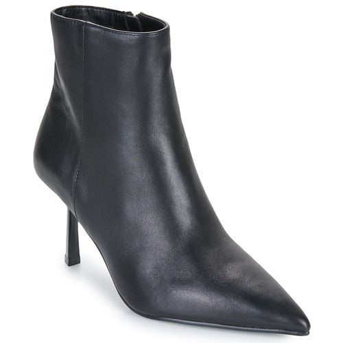 Stivaletti Donna Steve Madden SABINE in Nero, eleganti e versatili, perfetti per ogni occasione. Design moderno con suola resistente, ideali per completare il tuo outfit con stile. Acquista ora gli stivaletti SABINE per un look impeccabile.