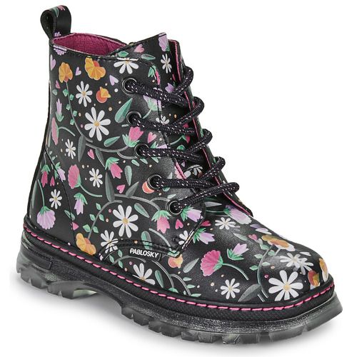 Stivaletti Pablosky per bambina ragazza 434015-J di colore nero, con design elegante e comodo, ideali per l'autunno e l'inverno. Realizzati in materiali di alta qualità, offrono una calzata sicura e un'ottima resistenza all'usura. Perfetti per ogni occasione, questi stivaletti uniscono stile e praticità, rendendoli un must-have per il guardaroba delle giovani fashioniste.