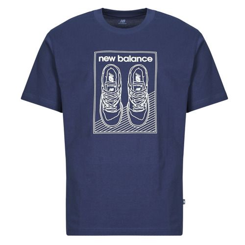 T-shirt maniche corte Uomo New Balance GRAPHIC JERSEY TEE Marine, stile moderno e confortevole, ideale per il tempo libero e lo sport. Perfetta combinazione di design e qualità, realizzata in materiali traspiranti. Disponibile per chi cerca comfort e stile in un unico capo. Acquista ora la tua T-shirt New Balance!