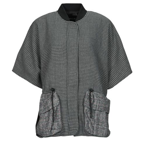 Gilet Cardigan Donna Desigual PONCHO HARRINGA RICHMOND V.2 Grigio, elegante e versatile, perfetto per ogni occasione. Realizzato in tessuti morbidi, offre comfort e stile. Ideale per completare il tuo look autunnale, adatto sia per il giorno che per la sera. Acquista ora il tuo poncho Desigual per un outfit unico e alla moda.