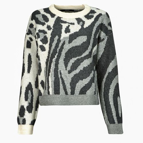Vero Moda VMKAI Grigio Maglione Donna 1 Maglione Donna Vero Moda VMKAI in Grigio, un capo elegante e moderno ideale per il guardaroba femminile. Realizzato con materiali di alta qualità, offre comfort e stile per ogni occasione. Perfetto da indossare con jeans o gonna per un look casual-chic. Disponibile in diverse taglie per adattarsi a ogni silhouette. Compra ora il tuo maglione grigio Vero Moda VMKAI e arricchisci il tuo outfit autunnale!
