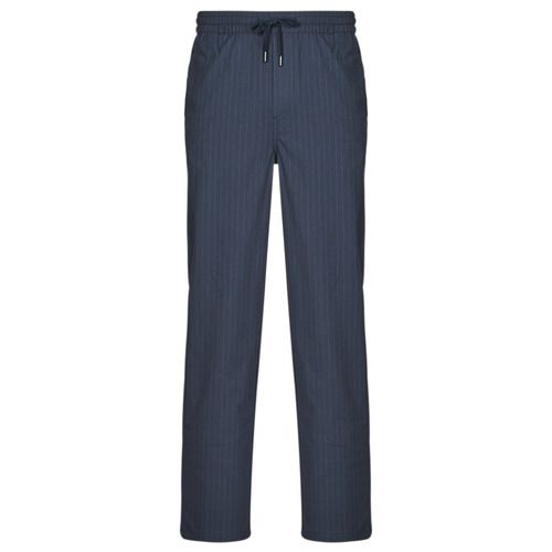 Pantaloni Chino Uomo Only & Sons ONSSINUS Marine, eleganti e versatili, realizzati in un tessuto di alta qualità. Ideali per ogni occasione, questi pantaloni offrono comfort e stile. Disponibili nella tonalità marine, perfetti da abbinare a camicie e t-shirt. Aggiungi un tocco moderno al tuo guardaroba con i pantaloni chino Only & Sons.