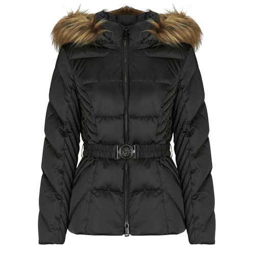 Piumino Donna Guess NEW OLGA SHORT REAL DOWN Nero, elegante e caldo, perfetto per l'inverno. Realizzato in vera piuma, offre comfort e stile. Ideale per outfit casual e serate in città. Acquista ora il piumino Guess per un look alla moda e funzionale.