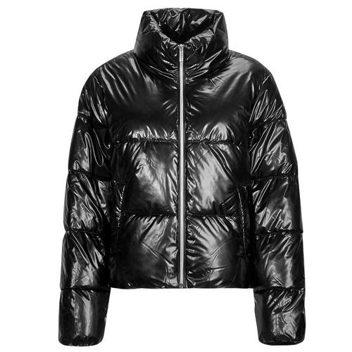 Piumino Donna Only ONLPEARL Nero, elegante giacca invernale imbottita, perfetta per outfit casual e chic. Realizzato con materiali di alta qualità, offre calore e comfort, ideale per la stagione fredda. Scopri lo stile unico e moderno del piumino Only, perfetto da abbinare a jeans o pantaloni slim. Disponibile ora per un look alla moda e funzionale.