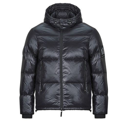 Piumino Uomo Armani Exchange 8NZB70 Nero, elegante e caldo, ideale per l’inverno. Realizzato in materiale di alta qualità, offre comfort e stile. Perfetto per uomini alla moda, questo piumino è un must-have per ogni guardaroba. Scopri la combinazione perfetta di funzionalità e design con l'Armani Exchange 8NZB70 Nero.