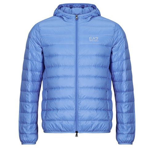 Piumino Uomo Emporio Armani EA7 CORE IDENTITY DOWN JACKET HD Blu, elegante giacca in piuma per un look moderno e sportivo. Realizzato con materiali di alta qualità, offre calore e comfort, ideale per l'inverno. Perfetto per chi cerca stile e funzionalità nel proprio abbigliamento. Disponibile in blu, questo piumino è un must-have per gli amanti della moda. Acquista ora il tuo Emporio Armani EA7!