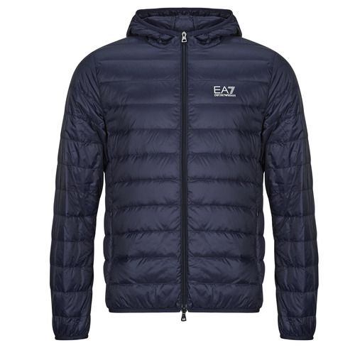 Piumino Uomo Emporio Armani EA7 CORE IDENTITY DOWN JACKET HD in color Marine, realizzato con materiali di alta qualità, ideale per un look elegante e sportivo. Perfetto per la stagione invernale, offre calore e comfort, con design moderno e logo distintivo EA7. Acquista ora il tuo piumino Emporio Armani EA7 per uno stile impeccabile.