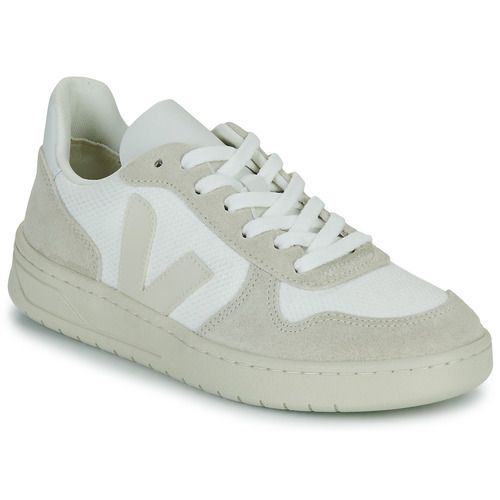 Sneakers basse Veja V-10 Bianco per donna, caratterizzate da un design elegante e alla moda. Queste scarpe offrono comfort e stile, ideali per un look casual e trendy. Realizzate con materiali sostenibili, le Veja V-10 sono perfette per chi cerca qualità e responsabilità ambientale. Acquista ora le migliori sneakers bianche per completare il tuo outfit!