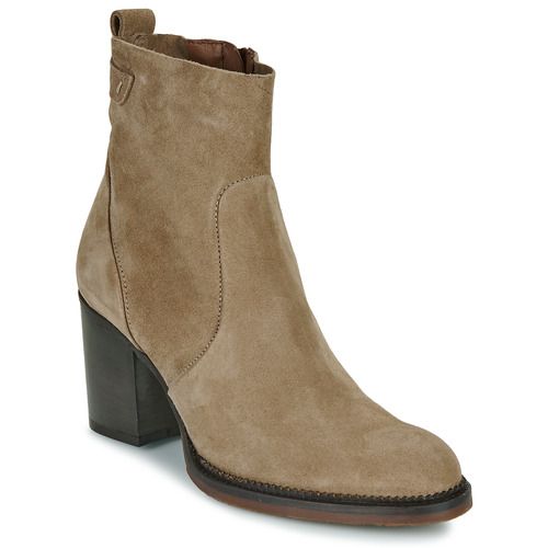 Stivaletti Donna Muratti RABOISSON in Marrone, eleganti e confortevoli, ideali per ogni occasione. Realizzati con materiali di alta qualità, questi stivaletti offrono un'ottima vestibilità e un design alla moda. Perfetti per completare il tuo outfit autunnale e invernale. Scopri il comfort e lo stile dei Muratti RABOISSON, un must-have nel tuo guardaroba!