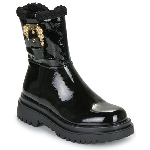 Stivaletti Donna Versace Jeans Couture VA3S69 in Nero, eleganti e alla moda. Perfetti per ogni occasione, questi stivaletti offrono comfort e stile, realizzati con materiali di alta qualità. Aggiungi un tocco di classe al tuo outfit con questi trendy stivaletti Versace Jeans Couture.