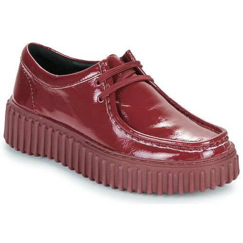 Scarpe Clarks Torhill Bee Rosso Derby Donna: eleganti e confortevoli, perfette per ogni occasione. Design moderno con dettagli raffinati, ideali per un look alla moda. Acquista ora le migliori scarpe da donna!