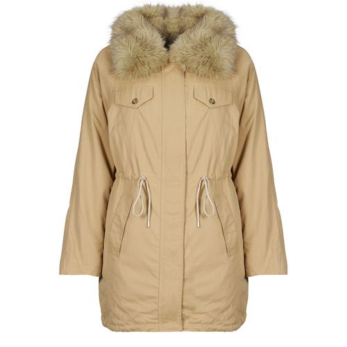 Parka Donna Guess LUCIE PARKA FAUX FUR Beige, elegante e caldo, ideale per l'inverno. Realizzato in tessuto di alta qualità con dettagli in pelliccia sintetica, questo parka unisce stile e comfort. Perfetto per ogni occasione, dal tempo libero alle uscite in città, aggiungendo un tocco di classe al tuo guardaroba. Scopri il calore e la versatilità del Guess LUCIE PARKA FAUX FUR.