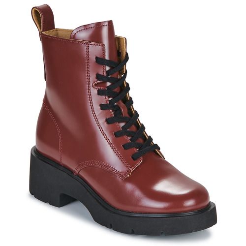 Stivaletti Camper MILAH Bordeaux per donna, stile elegante e confortevole, realizzati in pelle di alta qualità, ideali per la stagione invernale. Design contemporaneo e versatile, perfetti da abbinare a molti outfit, adatti per occasioni casual e formali. Disponibili in bordeaux, un colore alla moda che aggiunge un tocco di classe al tuo guardaroba. Acquista ora i tuoi stivaletti Camper MILAH e valorizza il tuo look!