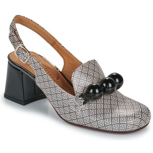 Ballerine Donna Chie Mihara MOBY in Nero, eleganti e comode, ideali per ogni occasione. Realizzate con materiali di alta qualità, queste ballerine offrono stile e comfort per il tuo outfit quotidiano. Perfette per completare il look con classe e raffinatezza. Acquista ora le Chie Mihara MOBY Nero per una calzatura versatile e alla moda.