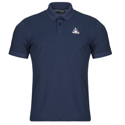 Polo uomo Le Coq Sportif ESS SS N°1 M Marine in blu scuro, elegante e sportiva, realizzata in cotone di alta qualità. Perfetta per il tempo libero e le attività all'aperto. Design moderno e logo distintivo Le Coq Sportif. Acquista ora la tua polo uomo per un look alla moda e confortevole.