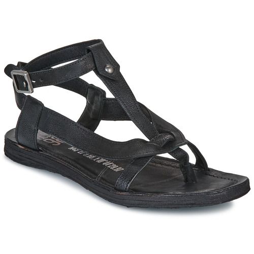 Sandali Airstep / A.S.98 RAMOS SANDALS in nero, eleganti e versatili, progettati per donne. Questi sandali offrono un design moderno e confortevole, perfetti per ogni occasione. Realizzati con materiali di alta qualità, i RAMOS SANDALS garantiscono stile e durata. Ideali per completare un look estivo chic, questi sandali sono un must-have nel guardaroba femminile. Disponibili nella collezione A.S.98, un marchio rinomato per la sua artigianalità e attenzione ai dettagli.