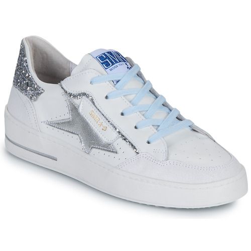 Sneakers basse Semerdjian ALE Bianco per donna, eleganti e versatili, perfette per il tuo outfit quotidiano. Queste scarpe offrono comfort e stile, ideali per chi cerca tendenze moda moderne. Scopri la qualità e il design delle sneakers bianche Semerdjian, un must-have per ogni amante della moda.