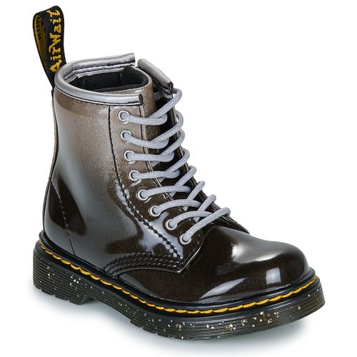 Stivaletti Dr. Martens GLITTER Nero per bambina ragazza, eleganti e alla moda, ideali per ogni occasione. Questi stivaletti offrono comfort e stile, perfetti per completare il look delle giovani fashioniste. Disponibili in colore nero con dettagli glitterati, garantiscono una vestibilità impeccabile e duratura. Ideali per le stagioni autunnali e invernali, questi stivaletti sono un must-have nel guardaroba delle più piccole. Acquista ora gli stivaletti Dr. Martens GLITTER per bambina e sorprendi con il loro fascino unico!