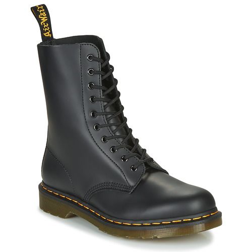 Stivaletti Uomo Dr. Martens 1490 BLACK SMOOTH in Nero, caratterizzati da un design iconico e resistente, in pelle di alta qualità. Ideali per un look urbano e alla moda, questi stivali offrono comfort e stile ottimale. Acquista ora i tuoi Dr. Martens 1490 per un'eleganza senza tempo.