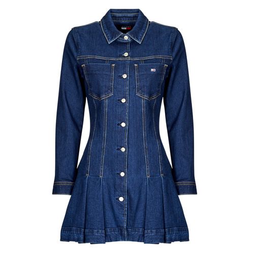 Abito lungo Donna Tommy Jeans DENIM PLEATED TRUCKER DRESS, in denim blu con pieghe, adatto per occasioni casual e alla moda. Perfetto per l'estate, questo abito versatile offre comfort e stile. Scopri il vestito ideale per il tuo guardaroba.