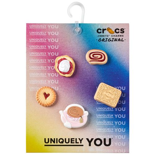 Immagine dei Crocs English Tea and Treats 5 Pack Multicolore, accessori scarpe uomo perfetti per un look alla moda. Questi accessori offrono comfort e stile, ideali per personalizzare le tue calzature Crocs. Acquista ora il set multicolore per esprimere la tua personalità e rendere uniche le tue scarpe!