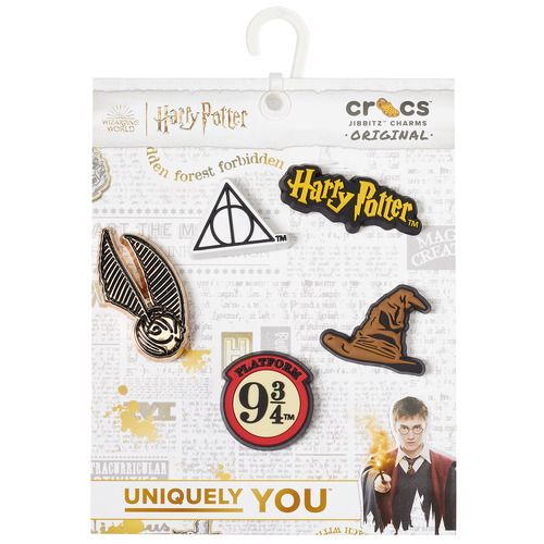 Immagine delle Crocs Harry Potter Symbol 5Pck Multicolore Accessori scarpe Uomo, ideali per gli appassionati del magico mondo di Harry Potter. Questi accessori aggiungono un tocco unico e divertente a qualsiasi outfit, combinando comfort e stile. Perfetti per chi cerca un prodotto originale e alla moda. Acquista ora per esprimere la tua passione per Harry Potter!