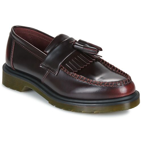 Mocassini Donna Dr. Martens Adrian Cherry Red Arcadia Bordeaux, in pelle di alta qualità, caratterizzati da un elegante colore rosso ciliegia, perfetti per ogni outfit. Design classico e comfort eccezionale rendono questi mocassini ideali per donne alla ricerca di stile e praticità. Adatti per ogni occasione, dai look casual a quelli più eleganti.