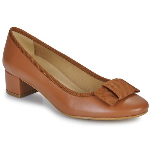Ballerine Betty London Hélène Donna color nero, in morbido materiale, con punta arrotondata e decorazione elegante. Ideali per ogni occasione, queste ballerine offrono comfort e stile. Perfette per un look casual o elegante, sono un must-have nel guardaroba femminile. Scopri la qualità e il design delle ballerine Hélène di Betty London per un tocco di classe nei tuoi outfit.