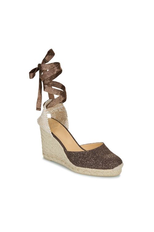 Espadrillas donna Castaner CARINA in marrone, eleganti e versatili, perfette per ogni occasione estiva. Design classico e materiali di alta qualità per garantirti comfort e stile. Ideali da abbinare a vestiti leggeri o shorts per un look alla moda. Spedizione veloce e disponibile in diverse taglie. Acquista ora le tue espadrillas Castaner CARINA marrone!