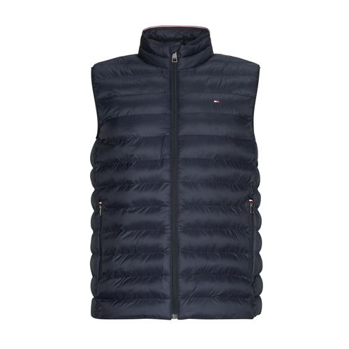 Piumino uomo Tommy Hilfiger PACKABLE RECYCLED VEST in colore marine, realizzato con materiali riciclati per un look elegante e sostenibile. Questo gilet imbottito è perfetto per le stagioni intermedie, offrendo comfort e stile in ogni occasione. Aggiungi un tocco di classe al tuo guardaroba con questo versatile piumino Tommy Hilfiger, ideale per l'outdoor e la città.