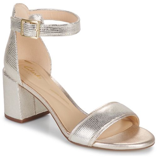 Sandali Clarks EZORIA MAE da donna, eleganti e confortevoli, ideali per l'estate. Design raffinato con dettagli chic, perfetti per ogni occasione. Scopri il comfort e lo stile dei sandali Clarks EZORIA MAE, il complemento perfetto per il tuo guardaroba estivo.