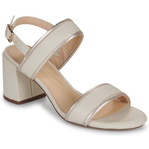 Sandali Donna Clarks EZORIA SLING in pelle morbida, con design elegante e alla moda. Questi sandali offrono comfort e stile, perfetti per le occasioni estive. Soletta imbottita e chiusura regolabile per una vestibilità perfetta. Ideali per completare ogni outfit con classe. Acquista ora i sandali Clarks EZORIA SLING per un look casual e sofisticato.