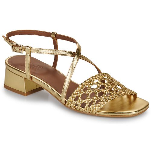Sandali Donna Otess / Zoï Z1670-LAMI-GOLD-TRESSE-GOLD in elegante finitura dorata, con dettagli intrecciati. Perfetti per ogni occasione, questi sandali offrono stile e comfort. Ideali per le calde giornate estive, si abbinano facilmente a vari abiti. Scopri la moda estiva con i sandali Z1670-LAMI-GOLD-TRESSE-GOLD.