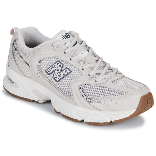 Sneakers basse New Balance 530 Beige Donna, eleganti e comode, perfette per ogni occasione. Realizzate con materiali di alta qualità, queste scarpe offrono un look sporty-chic, ideali per il tuo outfit quotidiano. Acquista ora le New Balance 530 Beige per un tocco di stile e comfort.