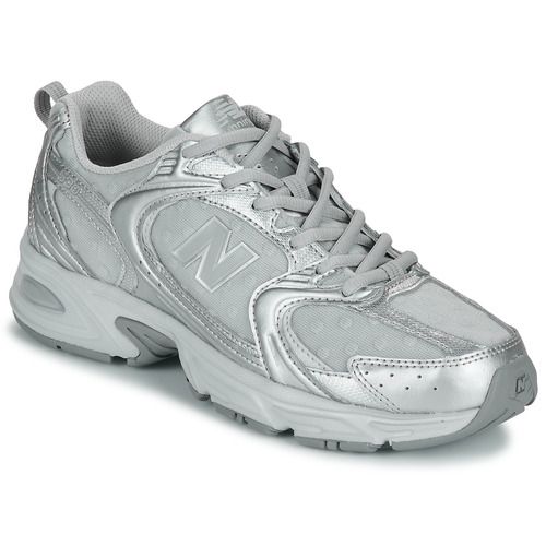 Sneakers basse New Balance 530 Grigio per donna, perfette per un look casual e alla moda. Design elegante e confortevole, ideali per ogni occasione. Acquista le tue New Balance 530 Grigio e valorizza il tuo stile con queste scarpe versatili.