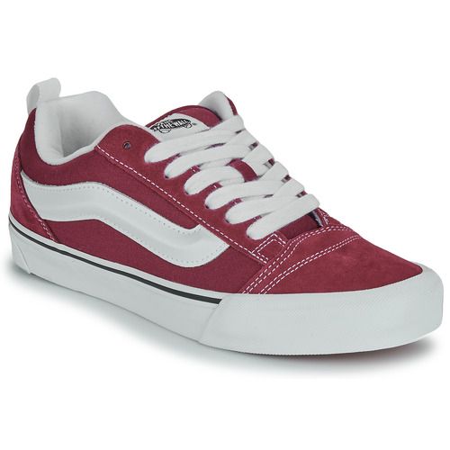 Sneakers basse Vans Knu Skool in una elegante colorazione, ideali per donne alla moda. Queste scarpe offrono comfort e stile, perfette per il tempo libero e le uscite casual. Design versatile e materiali di alta qualità, rendono le Vans Knu Skool un must-have nel guardaroba femminile. Acquista ora per un look trendy e urbano!