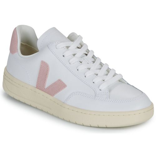 Sneakers basse Veja V-12 Bianco Donna, eleganti e sostenibili, perfette per un look casual e alla moda. Realizzate con materiali ecologici, queste sneakers offrono comfort e stile in ogni occasione. Acquista ora le Veja V-12 per completare il tuo outfit!
