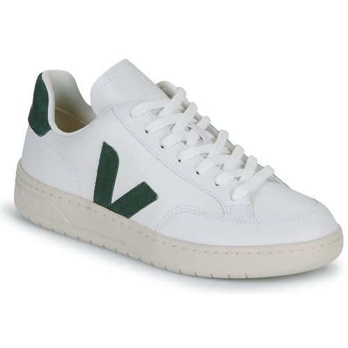 Scarpe Sneakers basse Donna Veja V-12 Bianco, eleganti e sostenibili, realizzate con materiali di alta qualità. Design moderno e versatile, perfette per un look casual e trendy. Ideali per ogni occasione, dalle passeggiate quotidiane agli eventi informali. Acquista ora le Veja V-12 Bianco e arricchisci il tuo guardaroba con stile eco-friendly.