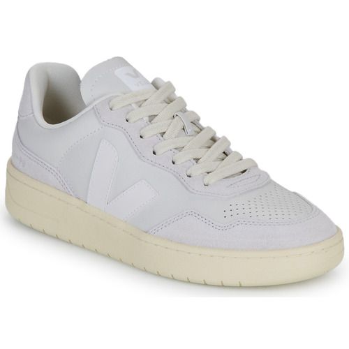 Sneakers basse Veja V-90 Grigio Donna, eleganti e versatili, ideali per il tempo libero. Design contemporaneo con dettagli minimalisti, suola in gomma per comfort e durata. Perfette per un look casual e alla moda, queste sneakers sono un must-have per ogni guardaroba.