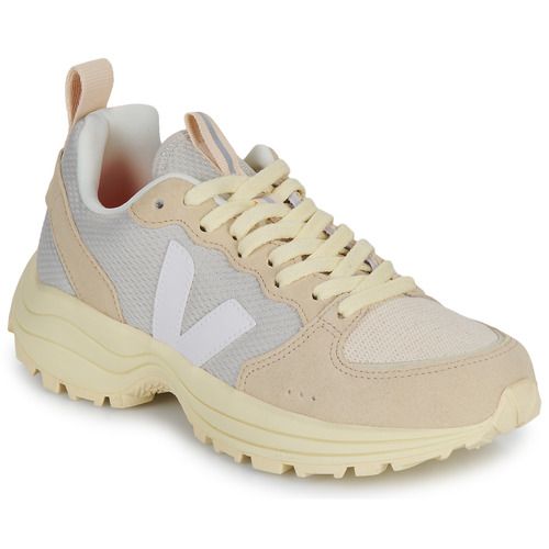 Sneakers basse Veja VENTURI Beige per donna, eleganti e confortevoli, perfette per ogni occasione. Design moderno e materiali di alta qualità per un look trendy e sostenibile. Ideali per il tempo libero e per completare il tuo outfit con stile. Acquista ora le Veja VENTURI Beige e aggiungi un tocco di classe al tuo guardaroba!