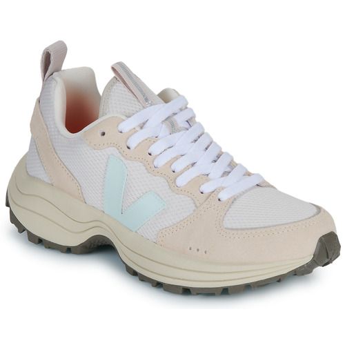 Sneakers basse Veja VENTURI Bianco per donna, eleganti e versatili, ideali per un look casual. Realizzate con materiali sostenibili, queste sneakers offrono comfort e stile per ogni occasione. Perfette per completare il tuo outfit con un tocco di moda eco-friendly. Acquista ora le Veja VENTURI Bianco e fai brillare il tuo stile!