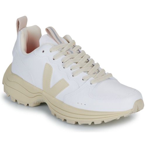 Sneakers basse VENTURI Bianco di Veja per donna, eleganti e versatili, perfette per ogni occasione. Design moderno con dettagli di alta qualità, ideali per un look casual e raffinato. Acquista ora le tue Veja VENTURI per un comfort eccezionale e uno stile senza tempo!