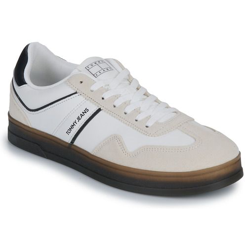 Sneakers Uomo Tommy Jeans THE GREENWICH LEATHER M Bianco, dallo stile moderno e raffinato, realizzate in pelle di alta qualità. Ideali per un look casual e alla moda, queste sneakers offrono comfort e versatilità. Acquista ora le Tommy Jeans THE GREENWICH LEATHER M per elevare il tuo outfit quotidiano.